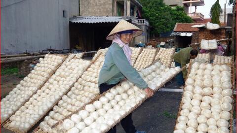 Nỗi lo thiếu lao động ở làng nghề bánh đa Lộ Cương