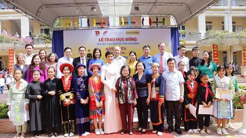 Quỹ Học bổng Vừ A Dính kết nối những tấm lòng đến vùng phên giậu của Tổ quốc