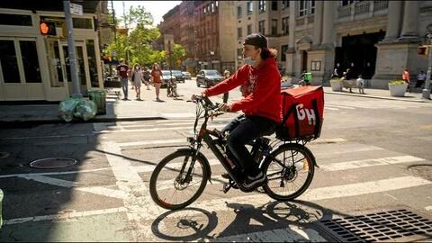New York áp dụng mức lương tối thiểu đối với nhân viên giao đồ ăn