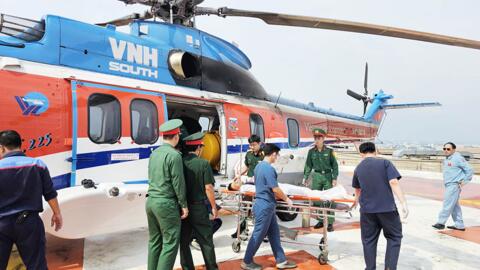 Trực thăng vận chuyển 2 bệnh nhân từ quần đảo Trường Sa về đất liền cấp cứu