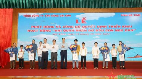 Hải quân nhận đỡ đầu con ngư dân mồ côi tại Hà Tĩnh