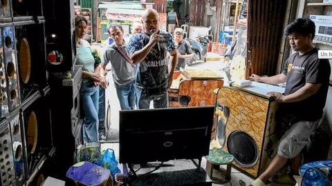 Người dân Philippines tiêu khiển với máy hát karaoke
