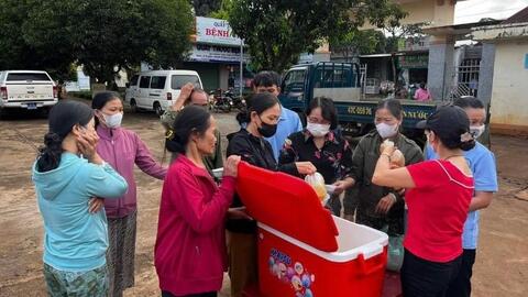 Bát cháo ấm lòng bệnh nhân nghèo