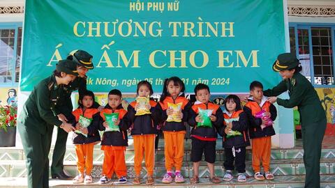 Hội Phụ nữ Bộ đội Biên phòng tỉnh Đắk Nông tặng áo ấm cho trẻ em nghèo biên giới