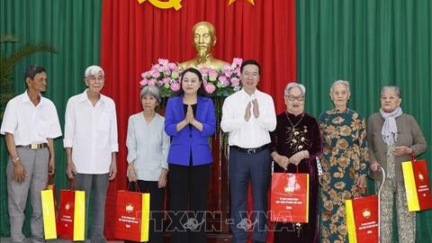 Chủ tịch nước Võ Văn Thưởng thăm, chúc Tết nhân dân tại Vĩnh Long