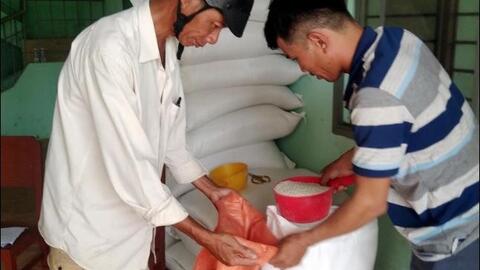 Sóc Trăng cấp phát gạo hỗ trợ hộ nghèo, cận nghèo dịp Tết
