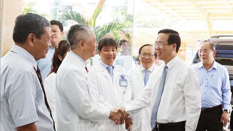 Chủ tịch nước Võ Văn Thưởng thăm, chúc mừng Ngày Thầy thuốc Việt Nam tại Bệnh viện Nhi đồng 1, TP Hồ Chí Minh