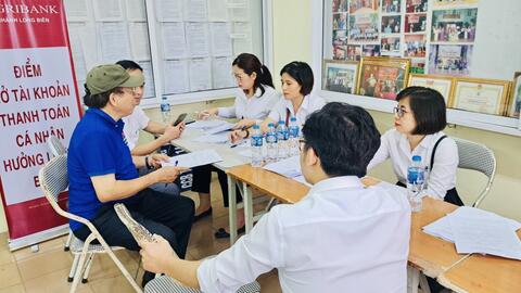 Đẩy mạnh chi trả lương hưu qua thẻ ATM