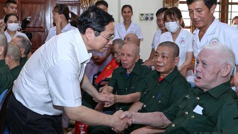 Trình Chủ tịch nước tặng quà người có công dịp kỷ niệm 77 năm Ngày Thương binh - Liệt sĩ
