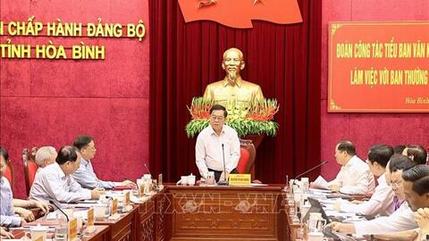Đoàn công tác Tiểu ban Văn kiện Đại hội XIV của Đảng làm việc với Ban Thường vụ Tỉnh ủy Hòa Bình