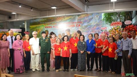 Khai mạc triển lãm và ra mắt sách ảnh “70 năm Chiến thắng Điện Biên Phủ: Vang mãi bản hùng ca”