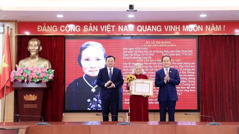 Chủ tịch HĐND TP Hà Nội trao Huy hiệu Đảng tại quận Đống Đa
