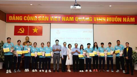 Quỹ Phát triển Tài năng Việt trao học bổng cho 12 vận động viên quốc gia