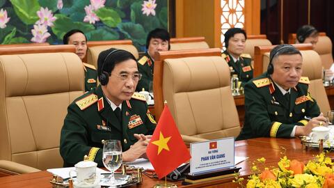 Đại tướng Phan Văn Giang hội đàm với Bộ trưởng Bộ Quốc phòng Lào