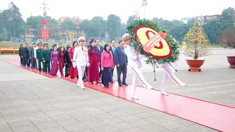 Đoàn đại biểu TP Hà Nội vào Lăng viếng Chủ tịch Hồ Chí Minh