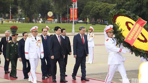 Lãnh đạo Đảng, Nhà nước, Quân đội vào Lăng viếng Chủ tịch Hồ Chí Minh và dâng hoa tưởng niệm các Anh hùng liệt sĩ