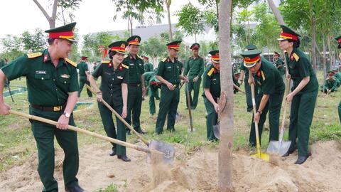 Trường Sĩ quan Thông tin hưởng ứng Tết trồng cây