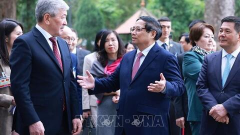 Thủ tướng Phạm Minh Chính và Thủ tướng Kyrgyzstan Adylbek Kasymaliev thăm Khu di tích Chủ tịch Hồ Chí Minh