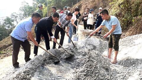 Khởi công xây dựng đường bê tông nông thôn tặng người dân biên giới Hà Giang