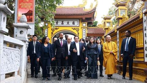 Thủ tướng Phạm Minh Chính cùng Thủ tướng Ethiopia Abiy Ahmed Ali thăm chùa Trấn Quốc