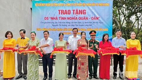 Bộ CHQS tỉnh Bà Rịa - Vũng Tàu trao tặng 5 căn nhà tình nghĩa quân dân