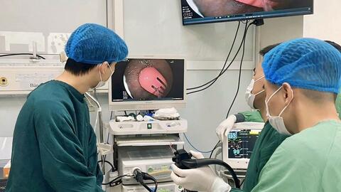 Gắp thành công kẹp tóc dài 5cm khỏi dạ dày bé gái 21 tháng tuổi