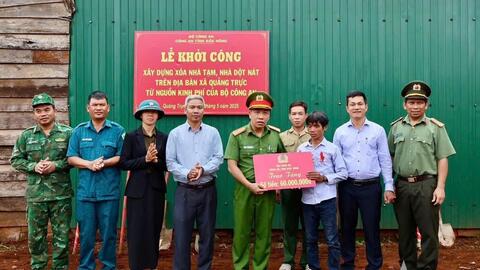 Công an xã Quảng Trực giúp dân xóa nhà tạm