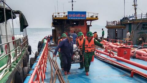 Kịp thời dập tắt đám cháy trên tàu vận chuyển nước ngọt trên biển