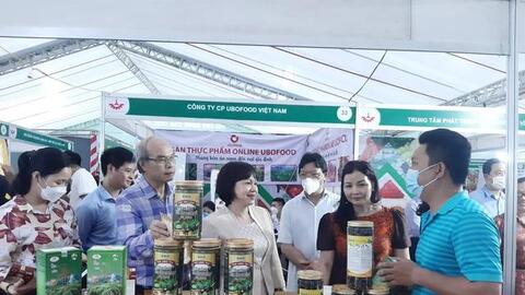 Hàng trăm sản phẩm quy tụ tại Hội chợ nông sản thực phẩm an toàn thành phố Hà Nội