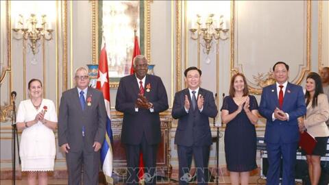 Chủ tịch Quốc hội Vương Đình Huệ trao Huân chương Hồ Chí Minh tặng Chủ tịch Quốc hội Cuba Esteban Lazo Hernández