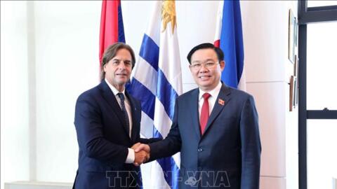 Chủ tịch Quốc hội Vương Đình Huệ hội kiến Tổng thống Cộng hòa Đông Uruguay