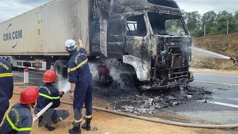 Bình Dương: Hai xe đầu kéo chở container va chạm, bốc cháy dữ dội  ​