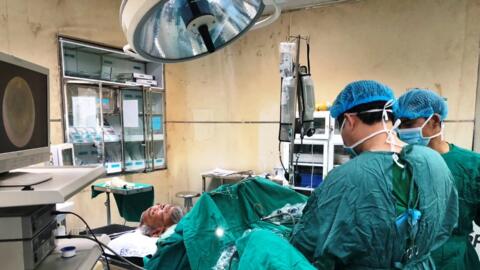 Bệnh viện Quân y 4 phẫu thuật nội soi tán sỏi bàng quang kích thước lớn