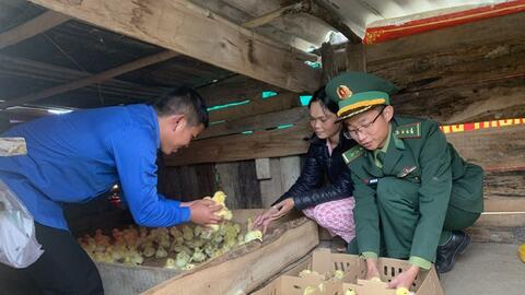 Chàng sĩ quan trẻ giúp dân nơi biên giới