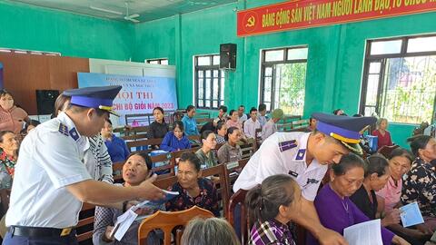 Chung sức cùng ngư dân gỡ “thẻ vàng”