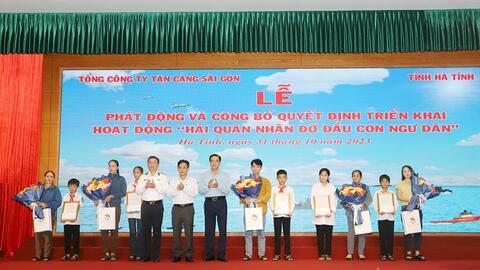 Hải quân nhận đỡ đầu con ngư dân mồ côi tại Hà Tĩnh