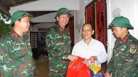 Bộ Chỉ huy Quân sự tỉnh Thừa Thiên Huế thăm, tặng quà người dân vùng lũ