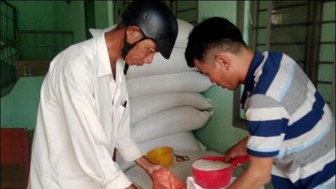 Sóc Trăng cấp phát gạo hỗ trợ hộ nghèo, cận nghèo dịp Tết