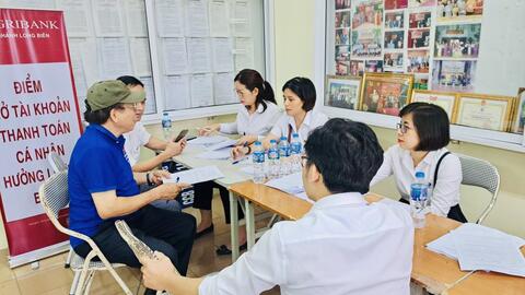 Đẩy mạnh chi trả lương hưu qua thẻ ATM