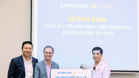 Eximbank trao tặng nhiều thiết bị y tế cho Bệnh viện Bình Dân