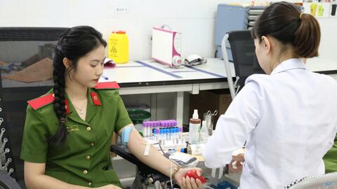 Công an Hà Nội hiến máu cứu người dân Làng Nủ