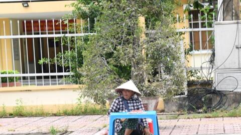 Xử lý nghiêm hành vi lừa đảo người bán vé số