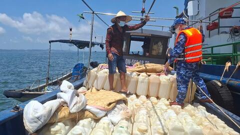 Vùng Cảnh sát biển 1 tạm giữ 4.000 lít xăng không rõ nguồn gốc