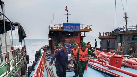 Kịp thời dập tắt đám cháy trên tàu vận chuyển nước ngọt trên biển