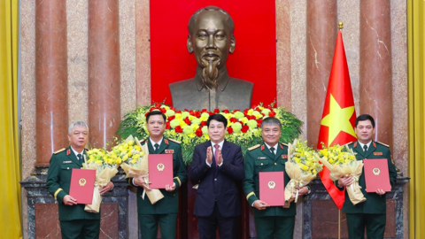 Chủ tịch nước Lương Cường trao quyết định thăng quân hàm cho sỹ quan quân đội, công an