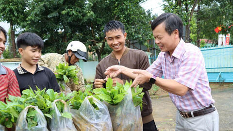 Xây dựng chính quyền gần dân và câu chuyện không nhận hoa đại hội ở Tu Mơ Rông