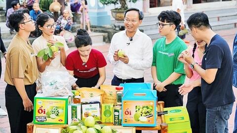 Thấy gì qua hình ảnh Phó Chủ tịch tỉnh Bắc Ninh livestream bán nông sản?