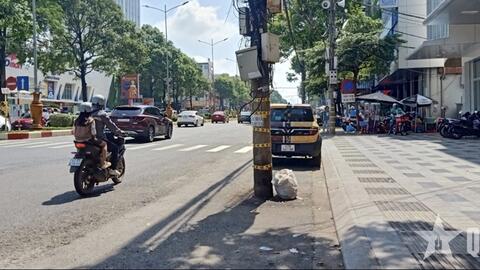 Những cột điện án ngữ lòng đường