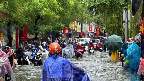 Hà Nội: Mưa lớn suốt đêm, ngập lụt nhiều tuyến đường