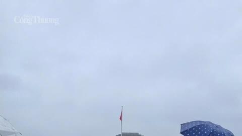 Người dân ‘đội mưa’ chờ xem sơ duyệt diễu binh, áo mưa ‘lên ngôi’